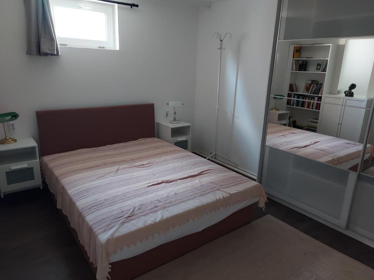 2+2Szemelyes Apartman Kerttel Apartment Szekesfehervar Bagian luar foto